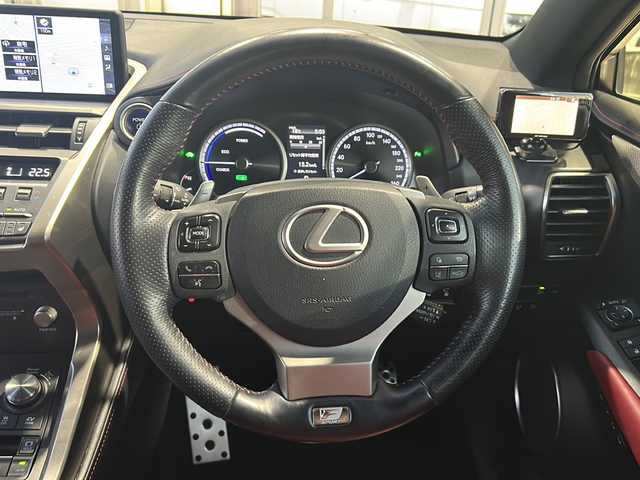 レクサス ＮＸ 300h Fスポーツ 静岡県 2018(平30)年 6.9万km グラファイトブラックガラスフレーク 純正ナビ/・AM/FM/・CD/DVD/・サウンドライブラリ/・SD/・USB/・Bluetooth/・Miracast/・AUX/・フルセグTV/主要装備/・サンルーフ/・ルーフレール/・全方位カメラ/・ブラインドスポットモニター/・３眼ＬＥＤヘッドライト/・ワイヤレス充電/・純正１８インチアルミ/・レーダー探知機/・レーダークルーズコントロール/・ドライブレコーダー/・ヘッドアップディスプレイ/・プリクラッシュセーフティ/・運転席+助手席シートヒーター/・運転席+助手席ベンチレーション/・パワーバックドア/・オートハイビーム/・ステアリングヒーター