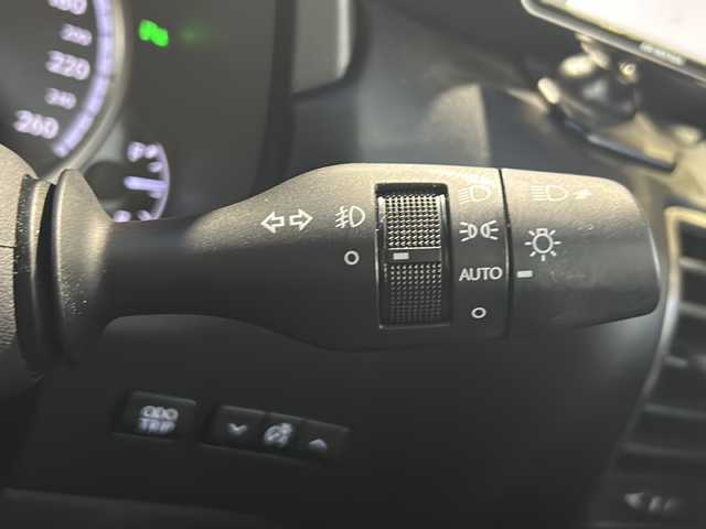 レクサス ＮＸ 300h Fスポーツ 静岡県 2018(平30)年 6.9万km グラファイトブラックガラスフレーク 純正ナビ/・AM/FM/・CD/DVD/・サウンドライブラリ/・SD/・USB/・Bluetooth/・Miracast/・AUX/・フルセグTV/主要装備/・サンルーフ/・ルーフレール/・全方位カメラ/・ブラインドスポットモニター/・３眼ＬＥＤヘッドライト/・ワイヤレス充電/・純正１８インチアルミ/・レーダー探知機/・レーダークルーズコントロール/・ドライブレコーダー/・ヘッドアップディスプレイ/・プリクラッシュセーフティ/・運転席+助手席シートヒーター/・運転席+助手席ベンチレーション/・パワーバックドア/・オートハイビーム/・ステアリングヒーター