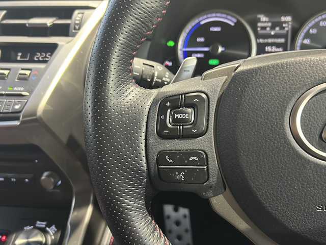 レクサス ＮＸ 300h Fスポーツ 静岡県 2018(平30)年 6.9万km グラファイトブラックガラスフレーク 純正ナビ/・AM/FM/・CD/DVD/・サウンドライブラリ/・SD/・USB/・Bluetooth/・Miracast/・AUX/・フルセグTV/主要装備/・サンルーフ/・ルーフレール/・全方位カメラ/・ブラインドスポットモニター/・３眼ＬＥＤヘッドライト/・ワイヤレス充電/・純正１８インチアルミ/・レーダー探知機/・レーダークルーズコントロール/・ドライブレコーダー/・ヘッドアップディスプレイ/・プリクラッシュセーフティ/・運転席+助手席シートヒーター/・運転席+助手席ベンチレーション/・パワーバックドア/・オートハイビーム/・ステアリングヒーター