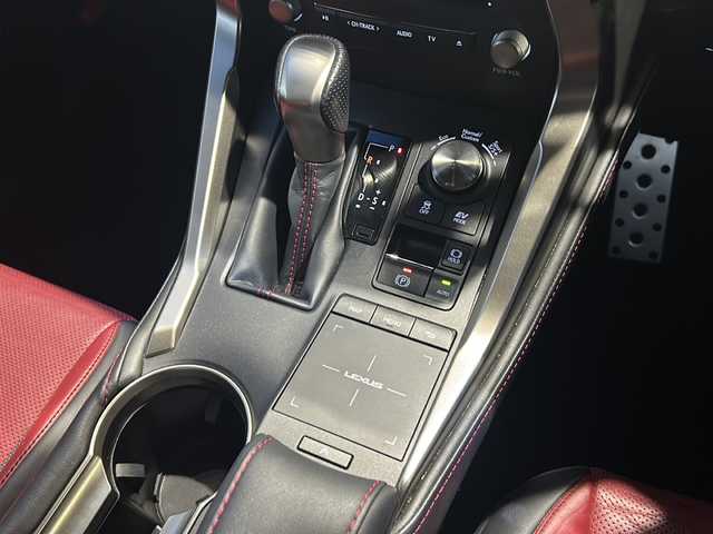 レクサス ＮＸ 300h Fスポーツ 静岡県 2018(平30)年 6.9万km グラファイトブラックガラスフレーク 純正ナビ/・AM/FM/・CD/DVD/・サウンドライブラリ/・SD/・USB/・Bluetooth/・Miracast/・AUX/・フルセグTV/主要装備/・サンルーフ/・ルーフレール/・全方位カメラ/・ブラインドスポットモニター/・３眼ＬＥＤヘッドライト/・ワイヤレス充電/・純正１８インチアルミ/・レーダー探知機/・レーダークルーズコントロール/・ドライブレコーダー/・ヘッドアップディスプレイ/・プリクラッシュセーフティ/・運転席+助手席シートヒーター/・運転席+助手席ベンチレーション/・パワーバックドア/・オートハイビーム/・ステアリングヒーター