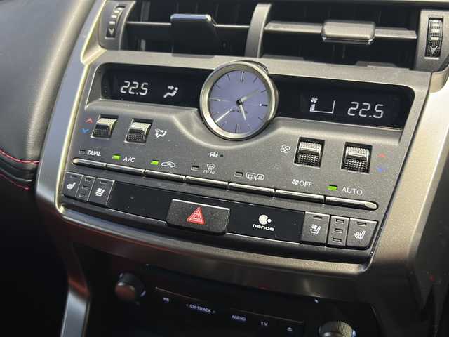 レクサス ＮＸ 300h Fスポーツ 静岡県 2018(平30)年 6.9万km グラファイトブラックガラスフレーク 純正ナビ/・AM/FM/・CD/DVD/・サウンドライブラリ/・SD/・USB/・Bluetooth/・Miracast/・AUX/・フルセグTV/主要装備/・サンルーフ/・ルーフレール/・全方位カメラ/・ブラインドスポットモニター/・３眼ＬＥＤヘッドライト/・ワイヤレス充電/・純正１８インチアルミ/・レーダー探知機/・レーダークルーズコントロール/・ドライブレコーダー/・ヘッドアップディスプレイ/・プリクラッシュセーフティ/・運転席+助手席シートヒーター/・運転席+助手席ベンチレーション/・パワーバックドア/・オートハイビーム/・ステアリングヒーター