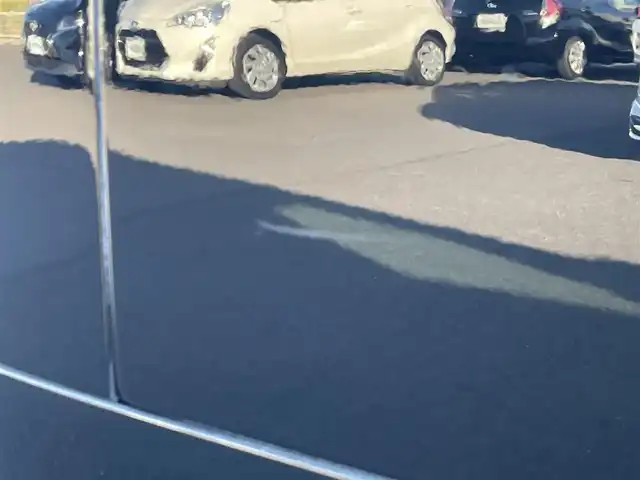 トヨタ エスクァイア Gi プレミアムパッケージ 岡山県 2019(令1)年 7.8万km ブラック 登録時走行距離 77825km/純正10インチナビ(NSZN-Z68T)/　(CD/DVD/フルセグTV/Bluetooth)/純正12.1インチフリップダウンモニター（V12T-R68C）/バックカメラ/衝突被害軽減システム/車線逸脱警報（レーンキープアシスト）/コーナーセンサー/ビルトインETC/両側パワースライドドア/ブラウンハーフレザーシート/シートヒーター（D・N席）/ステアリングヒーター/革巻きステアリング/ステアリングスイッチ/純正LEDヘッドライト/フォグライト/オートライト/オートマチックハイビーム/プッシュスタート/スマートキー/自動防眩式ルームミラー/MTモード付きAT/アイドリングストップ/純正アルミホイール 15インチ/ロールサンシェード/電動格納ミラー/オートリトラミラー/純正フロアマット車載/横滑防止装置/盗難防止装置/取扱説明書/新車時整備手帳（保証書）