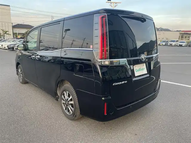 トヨタ エスクァイア Gi プレミアムパッケージ 岡山県 2019(令1)年 7.8万km ブラック 登録時走行距離 77825km/純正10インチナビ(NSZN-Z68T)/　(CD/DVD/フルセグTV/Bluetooth)/純正12.1インチフリップダウンモニター（V12T-R68C）/バックカメラ/衝突被害軽減システム/車線逸脱警報（レーンキープアシスト）/コーナーセンサー/ビルトインETC/両側パワースライドドア/ブラウンハーフレザーシート/シートヒーター（D・N席）/ステアリングヒーター/革巻きステアリング/ステアリングスイッチ/純正LEDヘッドライト/フォグライト/オートライト/オートマチックハイビーム/プッシュスタート/スマートキー/自動防眩式ルームミラー/MTモード付きAT/アイドリングストップ/純正アルミホイール 15インチ/ロールサンシェード/電動格納ミラー/オートリトラミラー/純正フロアマット車載/横滑防止装置/盗難防止装置/取扱説明書/新車時整備手帳（保証書）