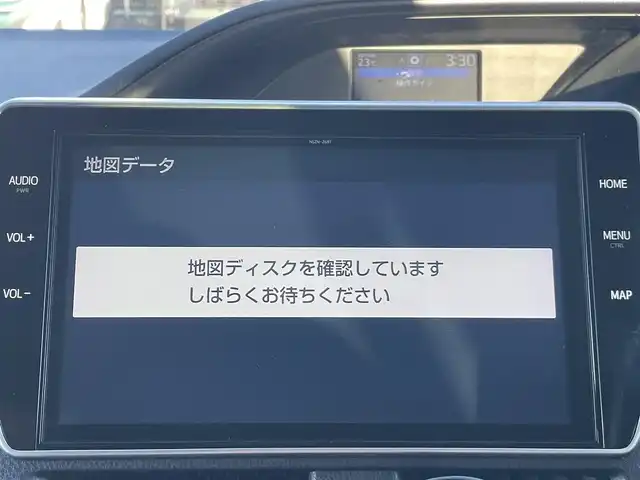 トヨタ エスクァイア Gi プレミアムパッケージ 岡山県 2019(令1)年 7.8万km ブラック 登録時走行距離 77825km/純正10インチナビ(NSZN-Z68T)/　(CD/DVD/フルセグTV/Bluetooth)/純正12.1インチフリップダウンモニター（V12T-R68C）/バックカメラ/衝突被害軽減システム/車線逸脱警報（レーンキープアシスト）/コーナーセンサー/ビルトインETC/両側パワースライドドア/ブラウンハーフレザーシート/シートヒーター（D・N席）/ステアリングヒーター/革巻きステアリング/ステアリングスイッチ/純正LEDヘッドライト/フォグライト/オートライト/オートマチックハイビーム/プッシュスタート/スマートキー/自動防眩式ルームミラー/MTモード付きAT/アイドリングストップ/純正アルミホイール 15インチ/ロールサンシェード/電動格納ミラー/オートリトラミラー/純正フロアマット車載/横滑防止装置/盗難防止装置/取扱説明書/新車時整備手帳（保証書）