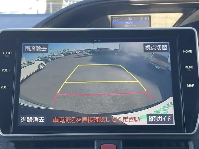 トヨタ エスクァイア Gi プレミアムパッケージ 岡山県 2019(令1)年 7.8万km ブラック 登録時走行距離 77825km/純正10インチナビ(NSZN-Z68T)/　(CD/DVD/フルセグTV/Bluetooth)/純正12.1インチフリップダウンモニター（V12T-R68C）/バックカメラ/衝突被害軽減システム/車線逸脱警報（レーンキープアシスト）/コーナーセンサー/ビルトインETC/両側パワースライドドア/ブラウンハーフレザーシート/シートヒーター（D・N席）/ステアリングヒーター/革巻きステアリング/ステアリングスイッチ/純正LEDヘッドライト/フォグライト/オートライト/オートマチックハイビーム/プッシュスタート/スマートキー/自動防眩式ルームミラー/MTモード付きAT/アイドリングストップ/純正アルミホイール 15インチ/ロールサンシェード/電動格納ミラー/オートリトラミラー/純正フロアマット車載/横滑防止装置/盗難防止装置/取扱説明書/新車時整備手帳（保証書）