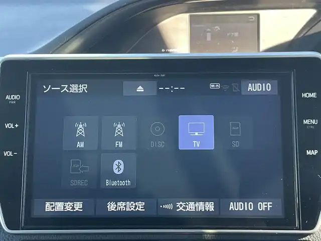 トヨタ エスクァイア Gi プレミアムパッケージ 岡山県 2019(令1)年 7.8万km ブラック 登録時走行距離 77825km/純正10インチナビ(NSZN-Z68T)/　(CD/DVD/フルセグTV/Bluetooth)/純正12.1インチフリップダウンモニター（V12T-R68C）/バックカメラ/衝突被害軽減システム/車線逸脱警報（レーンキープアシスト）/コーナーセンサー/ビルトインETC/両側パワースライドドア/ブラウンハーフレザーシート/シートヒーター（D・N席）/ステアリングヒーター/革巻きステアリング/ステアリングスイッチ/純正LEDヘッドライト/フォグライト/オートライト/オートマチックハイビーム/プッシュスタート/スマートキー/自動防眩式ルームミラー/MTモード付きAT/アイドリングストップ/純正アルミホイール 15インチ/ロールサンシェード/電動格納ミラー/オートリトラミラー/純正フロアマット車載/横滑防止装置/盗難防止装置/取扱説明書/新車時整備手帳（保証書）