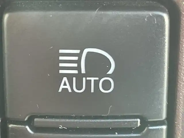 トヨタ エスクァイア Gi プレミアムパッケージ 岡山県 2019(令1)年 7.8万km ブラック 登録時走行距離 77825km/純正10インチナビ(NSZN-Z68T)/　(CD/DVD/フルセグTV/Bluetooth)/純正12.1インチフリップダウンモニター（V12T-R68C）/バックカメラ/衝突被害軽減システム/車線逸脱警報（レーンキープアシスト）/コーナーセンサー/ビルトインETC/両側パワースライドドア/ブラウンハーフレザーシート/シートヒーター（D・N席）/ステアリングヒーター/革巻きステアリング/ステアリングスイッチ/純正LEDヘッドライト/フォグライト/オートライト/オートマチックハイビーム/プッシュスタート/スマートキー/自動防眩式ルームミラー/MTモード付きAT/アイドリングストップ/純正アルミホイール 15インチ/ロールサンシェード/電動格納ミラー/オートリトラミラー/純正フロアマット車載/横滑防止装置/盗難防止装置/取扱説明書/新車時整備手帳（保証書）