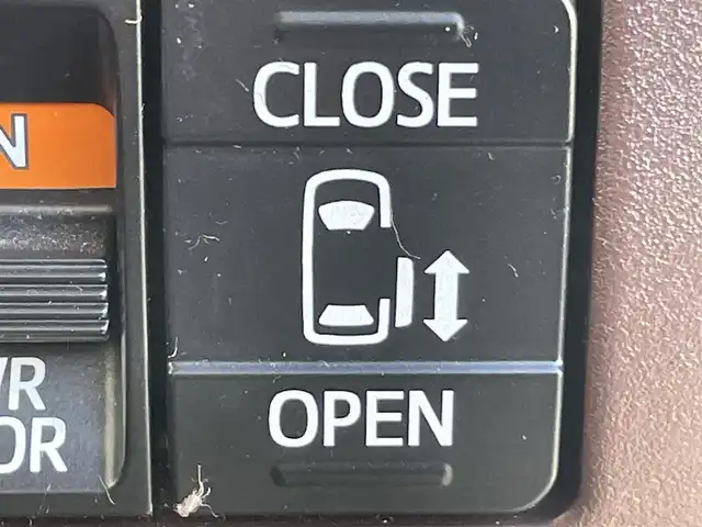 トヨタ エスクァイア Gi プレミアムパッケージ 岡山県 2019(令1)年 7.8万km ブラック 登録時走行距離 77825km/純正10インチナビ(NSZN-Z68T)/　(CD/DVD/フルセグTV/Bluetooth)/純正12.1インチフリップダウンモニター（V12T-R68C）/バックカメラ/衝突被害軽減システム/車線逸脱警報（レーンキープアシスト）/コーナーセンサー/ビルトインETC/両側パワースライドドア/ブラウンハーフレザーシート/シートヒーター（D・N席）/ステアリングヒーター/革巻きステアリング/ステアリングスイッチ/純正LEDヘッドライト/フォグライト/オートライト/オートマチックハイビーム/プッシュスタート/スマートキー/自動防眩式ルームミラー/MTモード付きAT/アイドリングストップ/純正アルミホイール 15インチ/ロールサンシェード/電動格納ミラー/オートリトラミラー/純正フロアマット車載/横滑防止装置/盗難防止装置/取扱説明書/新車時整備手帳（保証書）