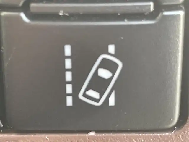 トヨタ エスクァイア Gi プレミアムパッケージ 岡山県 2019(令1)年 7.8万km ブラック 登録時走行距離 77825km/純正10インチナビ(NSZN-Z68T)/　(CD/DVD/フルセグTV/Bluetooth)/純正12.1インチフリップダウンモニター（V12T-R68C）/バックカメラ/衝突被害軽減システム/車線逸脱警報（レーンキープアシスト）/コーナーセンサー/ビルトインETC/両側パワースライドドア/ブラウンハーフレザーシート/シートヒーター（D・N席）/ステアリングヒーター/革巻きステアリング/ステアリングスイッチ/純正LEDヘッドライト/フォグライト/オートライト/オートマチックハイビーム/プッシュスタート/スマートキー/自動防眩式ルームミラー/MTモード付きAT/アイドリングストップ/純正アルミホイール 15インチ/ロールサンシェード/電動格納ミラー/オートリトラミラー/純正フロアマット車載/横滑防止装置/盗難防止装置/取扱説明書/新車時整備手帳（保証書）