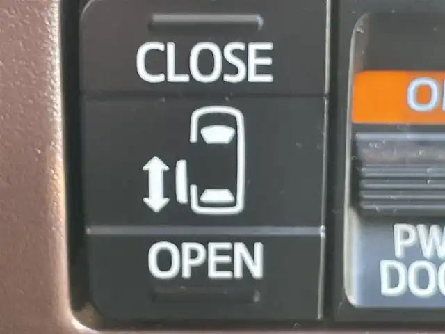 トヨタ エスクァイア Gi プレミアムパッケージ 岡山県 2019(令1)年 7.8万km ブラック 登録時走行距離 77825km/純正10インチナビ(NSZN-Z68T)/　(CD/DVD/フルセグTV/Bluetooth)/純正12.1インチフリップダウンモニター（V12T-R68C）/バックカメラ/衝突被害軽減システム/車線逸脱警報（レーンキープアシスト）/コーナーセンサー/ビルトインETC/両側パワースライドドア/ブラウンハーフレザーシート/シートヒーター（D・N席）/ステアリングヒーター/革巻きステアリング/ステアリングスイッチ/純正LEDヘッドライト/フォグライト/オートライト/オートマチックハイビーム/プッシュスタート/スマートキー/自動防眩式ルームミラー/MTモード付きAT/アイドリングストップ/純正アルミホイール 15インチ/ロールサンシェード/電動格納ミラー/オートリトラミラー/純正フロアマット車載/横滑防止装置/盗難防止装置/取扱説明書/新車時整備手帳（保証書）