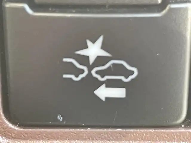 トヨタ エスクァイア Gi プレミアムパッケージ 岡山県 2019(令1)年 7.8万km ブラック 登録時走行距離 77825km/純正10インチナビ(NSZN-Z68T)/　(CD/DVD/フルセグTV/Bluetooth)/純正12.1インチフリップダウンモニター（V12T-R68C）/バックカメラ/衝突被害軽減システム/車線逸脱警報（レーンキープアシスト）/コーナーセンサー/ビルトインETC/両側パワースライドドア/ブラウンハーフレザーシート/シートヒーター（D・N席）/ステアリングヒーター/革巻きステアリング/ステアリングスイッチ/純正LEDヘッドライト/フォグライト/オートライト/オートマチックハイビーム/プッシュスタート/スマートキー/自動防眩式ルームミラー/MTモード付きAT/アイドリングストップ/純正アルミホイール 15インチ/ロールサンシェード/電動格納ミラー/オートリトラミラー/純正フロアマット車載/横滑防止装置/盗難防止装置/取扱説明書/新車時整備手帳（保証書）