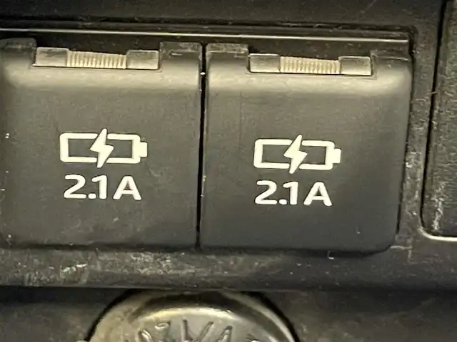 トヨタ エスクァイア Gi プレミアムパッケージ 岡山県 2019(令1)年 7.8万km ブラック 登録時走行距離 77825km/純正10インチナビ(NSZN-Z68T)/　(CD/DVD/フルセグTV/Bluetooth)/純正12.1インチフリップダウンモニター（V12T-R68C）/バックカメラ/衝突被害軽減システム/車線逸脱警報（レーンキープアシスト）/コーナーセンサー/ビルトインETC/両側パワースライドドア/ブラウンハーフレザーシート/シートヒーター（D・N席）/ステアリングヒーター/革巻きステアリング/ステアリングスイッチ/純正LEDヘッドライト/フォグライト/オートライト/オートマチックハイビーム/プッシュスタート/スマートキー/自動防眩式ルームミラー/MTモード付きAT/アイドリングストップ/純正アルミホイール 15インチ/ロールサンシェード/電動格納ミラー/オートリトラミラー/純正フロアマット車載/横滑防止装置/盗難防止装置/取扱説明書/新車時整備手帳（保証書）