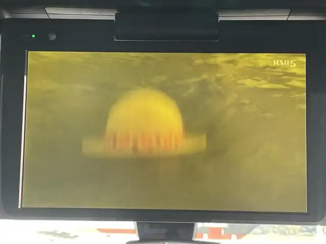 トヨタ エスクァイア Gi プレミアムパッケージ 岡山県 2019(令1)年 7.8万km ブラック 登録時走行距離 77825km/純正10インチナビ(NSZN-Z68T)/　(CD/DVD/フルセグTV/Bluetooth)/純正12.1インチフリップダウンモニター（V12T-R68C）/バックカメラ/衝突被害軽減システム/車線逸脱警報（レーンキープアシスト）/コーナーセンサー/ビルトインETC/両側パワースライドドア/ブラウンハーフレザーシート/シートヒーター（D・N席）/ステアリングヒーター/革巻きステアリング/ステアリングスイッチ/純正LEDヘッドライト/フォグライト/オートライト/オートマチックハイビーム/プッシュスタート/スマートキー/自動防眩式ルームミラー/MTモード付きAT/アイドリングストップ/純正アルミホイール 15インチ/ロールサンシェード/電動格納ミラー/オートリトラミラー/純正フロアマット車載/横滑防止装置/盗難防止装置/取扱説明書/新車時整備手帳（保証書）