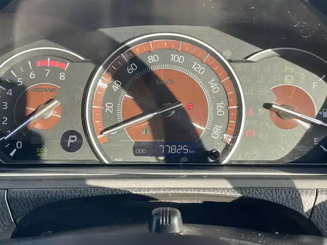 トヨタ エスクァイア Gi プレミアムパッケージ 岡山県 2019(令1)年 7.8万km ブラック 登録時走行距離 77825km/純正10インチナビ(NSZN-Z68T)/　(CD/DVD/フルセグTV/Bluetooth)/純正12.1インチフリップダウンモニター（V12T-R68C）/バックカメラ/衝突被害軽減システム/車線逸脱警報（レーンキープアシスト）/コーナーセンサー/ビルトインETC/両側パワースライドドア/ブラウンハーフレザーシート/シートヒーター（D・N席）/ステアリングヒーター/革巻きステアリング/ステアリングスイッチ/純正LEDヘッドライト/フォグライト/オートライト/オートマチックハイビーム/プッシュスタート/スマートキー/自動防眩式ルームミラー/MTモード付きAT/アイドリングストップ/純正アルミホイール 15インチ/ロールサンシェード/電動格納ミラー/オートリトラミラー/純正フロアマット車載/横滑防止装置/盗難防止装置/取扱説明書/新車時整備手帳（保証書）