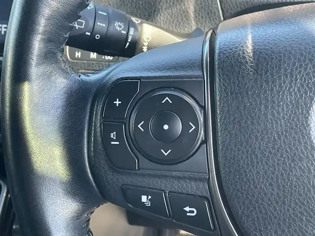 トヨタ エスクァイア Gi プレミアムパッケージ 岡山県 2019(令1)年 7.8万km ブラック 登録時走行距離 77825km/純正10インチナビ(NSZN-Z68T)/　(CD/DVD/フルセグTV/Bluetooth)/純正12.1インチフリップダウンモニター（V12T-R68C）/バックカメラ/衝突被害軽減システム/車線逸脱警報（レーンキープアシスト）/コーナーセンサー/ビルトインETC/両側パワースライドドア/ブラウンハーフレザーシート/シートヒーター（D・N席）/ステアリングヒーター/革巻きステアリング/ステアリングスイッチ/純正LEDヘッドライト/フォグライト/オートライト/オートマチックハイビーム/プッシュスタート/スマートキー/自動防眩式ルームミラー/MTモード付きAT/アイドリングストップ/純正アルミホイール 15インチ/ロールサンシェード/電動格納ミラー/オートリトラミラー/純正フロアマット車載/横滑防止装置/盗難防止装置/取扱説明書/新車時整備手帳（保証書）