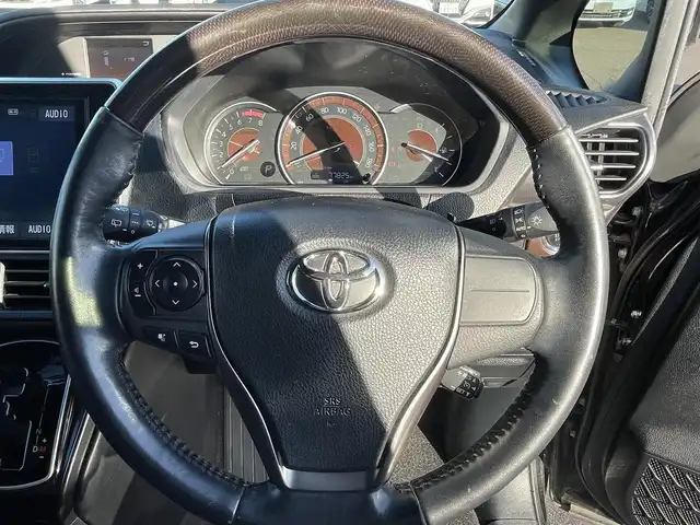 トヨタ エスクァイア Gi プレミアムパッケージ 岡山県 2019(令1)年 7.8万km ブラック 登録時走行距離 77825km/純正10インチナビ(NSZN-Z68T)/　(CD/DVD/フルセグTV/Bluetooth)/純正12.1インチフリップダウンモニター（V12T-R68C）/バックカメラ/衝突被害軽減システム/車線逸脱警報（レーンキープアシスト）/コーナーセンサー/ビルトインETC/両側パワースライドドア/ブラウンハーフレザーシート/シートヒーター（D・N席）/ステアリングヒーター/革巻きステアリング/ステアリングスイッチ/純正LEDヘッドライト/フォグライト/オートライト/オートマチックハイビーム/プッシュスタート/スマートキー/自動防眩式ルームミラー/MTモード付きAT/アイドリングストップ/純正アルミホイール 15インチ/ロールサンシェード/電動格納ミラー/オートリトラミラー/純正フロアマット車載/横滑防止装置/盗難防止装置/取扱説明書/新車時整備手帳（保証書）