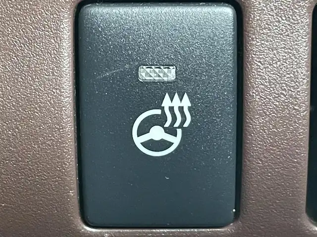 トヨタ エスクァイア Gi プレミアムパッケージ 岡山県 2019(令1)年 7.8万km ブラック 登録時走行距離 77825km/純正10インチナビ(NSZN-Z68T)/　(CD/DVD/フルセグTV/Bluetooth)/純正12.1インチフリップダウンモニター（V12T-R68C）/バックカメラ/衝突被害軽減システム/車線逸脱警報（レーンキープアシスト）/コーナーセンサー/ビルトインETC/両側パワースライドドア/ブラウンハーフレザーシート/シートヒーター（D・N席）/ステアリングヒーター/革巻きステアリング/ステアリングスイッチ/純正LEDヘッドライト/フォグライト/オートライト/オートマチックハイビーム/プッシュスタート/スマートキー/自動防眩式ルームミラー/MTモード付きAT/アイドリングストップ/純正アルミホイール 15インチ/ロールサンシェード/電動格納ミラー/オートリトラミラー/純正フロアマット車載/横滑防止装置/盗難防止装置/取扱説明書/新車時整備手帳（保証書）