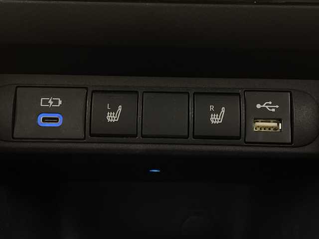 トヨタ ヤリスクロス ハイブリッド Z アドベンチャー 茨城県 2023(令5)年 0.7万km プラチナホワイトパールマイカ 純正８型ディスプレイオーディオナビ　パノラミックビューモニター　衝突軽減ブレーキ　ブラインドスポットモニター　シートヒーター　ビルトインＥＴＣ　追従クルコン　ステアリングヒーター　スマートキ―　禁煙車