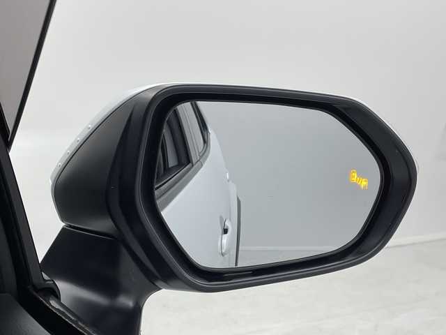 トヨタ ヤリスクロス ハイブリッド Z アドベンチャー 茨城県 2023(令5)年 0.7万km プラチナホワイトパールマイカ 純正８型ディスプレイオーディオナビ　パノラミックビューモニター　衝突軽減ブレーキ　ブラインドスポットモニター　シートヒーター　ビルトインＥＴＣ　追従クルコン　ステアリングヒーター　スマートキ―　禁煙車