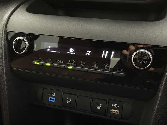 トヨタ ヤリスクロス ハイブリッド Z アドベンチャー 茨城県 2023(令5)年 0.7万km プラチナホワイトパールマイカ 純正８型ディスプレイオーディオナビ　パノラミックビューモニター　衝突軽減ブレーキ　ブラインドスポットモニター　シートヒーター　ビルトインＥＴＣ　追従クルコン　ステアリングヒーター　スマートキ―　禁煙車