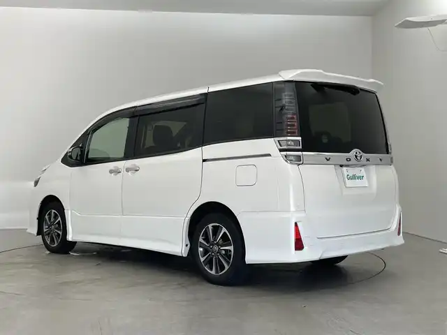 トヨタ ヴォクシー ZS 煌Ⅲ 埼玉県 2021(令3)年 3.4万km ホワイトパールクリスタルシャイン アルパイン１１インチナビ　バックカメラ　両側パワースライドドア　ハーフレザーシート　セーフティセンス　クルーズコントロール　ＥＴＣ　ＬＥＤヘッドライト　コーナーセンサー　オートライト　スマートキー