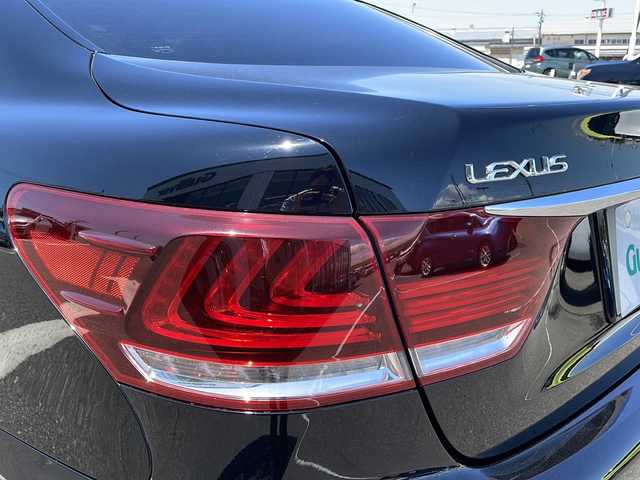 レクサス ＬＳ 600h バージョンC Iパック 新潟県 2013(平25)年 8.4万km ブラック 純正ナビ/（フルセグ/DVD/Bluetooth）/レクサスプレミアムサウンド/寒冷地仕様/冬タイヤ有（店舗保管）/バックカメラ/クリアランスソナー/クルーズコントロール/MTモード付AT/ビルドインETC/防眩ミラー/電動リアゲート/サンルーフ/サンシェード/ブラックレザーシート/前席メモリーシート/前席電動シート/前席シートヒーター/前席エアシート/助手席オットマン/オートハイビーム/HIDヘッドライト/フォグランプ/ウィンカーミラー/電格ミラー/ドアバイザー/スペアキー×１/カードキー×１