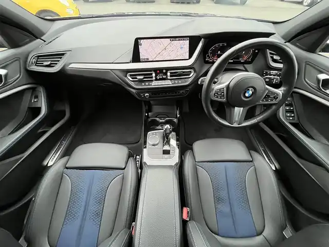 ＢＭＷ ＢＭＷ １１８ｄ Mスポーツ EDジョイ+ 静岡県 2021(令3)年 1.4万km サファイアブラックP ハーフレザーシート/電動リアゲート/ブラインドスポットアシスト/iDrive/(Bluetooth/ScreenMirroring/USB)/インテリジェントセーフティ/バックカメラ/アダプティブクルーズコントロール/レーンキープアシスト/PDC/メモリー付パワーシート/コンフォートアクセス/ETC/ドライブレコーダー/純正フロアマット/純正18インチアルミホイール/アンビエントライト/ワイヤレス充電/保証書/取扱説明書/スペアキー