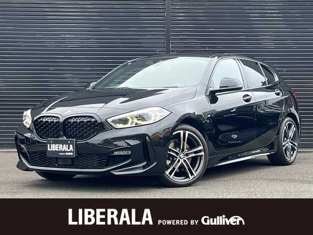 ＢＭＷ ＢＭＷ １１８ｄ Mスポーツ EDジョイ+ 静岡県 2021(令3)年 1.4万km サファイアブラックP ハーフレザーシート/電動リアゲート/ブラインドスポットアシスト/iDrive/(Bluetooth/ScreenMirroring/USB)/インテリジェントセーフティ/バックカメラ/アダプティブクルーズコントロール/レーンキープアシスト/PDC/メモリー付パワーシート/コンフォートアクセス/ETC/ドライブレコーダー/純正フロアマット/純正18インチアルミホイール/アンビエントライト/ワイヤレス充電/保証書/取扱説明書/スペアキー