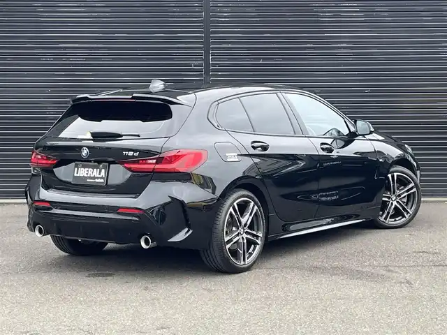 ＢＭＷ ＢＭＷ １１８ｄ Mスポーツ EDジョイ+ 静岡県 2021(令3)年 1.4万km サファイアブラックP ハーフレザーシート/電動リアゲート/ブラインドスポットアシスト/iDrive/(Bluetooth/ScreenMirroring/USB)/インテリジェントセーフティ/バックカメラ/アダプティブクルーズコントロール/レーンキープアシスト/PDC/メモリー付パワーシート/コンフォートアクセス/ETC/ドライブレコーダー/純正フロアマット/純正18インチアルミホイール/アンビエントライト/ワイヤレス充電/保証書/取扱説明書/スペアキー