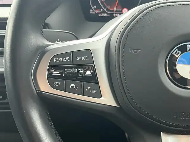 ＢＭＷ ＢＭＷ １１８ｄ Mスポーツ EDジョイ+ 静岡県 2021(令3)年 1.4万km サファイアブラックP ハーフレザーシート/電動リアゲート/ブラインドスポットアシスト/iDrive/(Bluetooth/ScreenMirroring/USB)/インテリジェントセーフティ/バックカメラ/アダプティブクルーズコントロール/レーンキープアシスト/PDC/メモリー付パワーシート/コンフォートアクセス/ETC/ドライブレコーダー/純正フロアマット/純正18インチアルミホイール/アンビエントライト/ワイヤレス充電/保証書/取扱説明書/スペアキー
