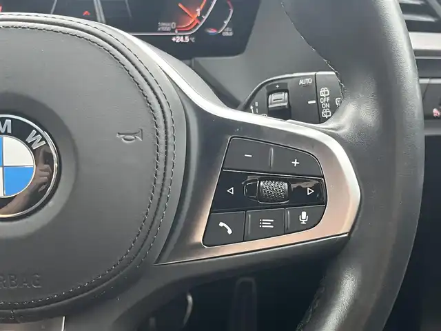 ＢＭＷ ＢＭＷ １１８ｄ Mスポーツ EDジョイ+ 静岡県 2021(令3)年 1.4万km サファイアブラックP ハーフレザーシート/電動リアゲート/ブラインドスポットアシスト/iDrive/(Bluetooth/ScreenMirroring/USB)/インテリジェントセーフティ/バックカメラ/アダプティブクルーズコントロール/レーンキープアシスト/PDC/メモリー付パワーシート/コンフォートアクセス/ETC/ドライブレコーダー/純正フロアマット/純正18インチアルミホイール/アンビエントライト/ワイヤレス充電/保証書/取扱説明書/スペアキー
