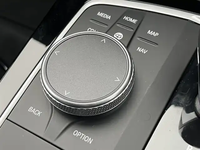 ＢＭＷ ＢＭＷ １１８ｄ Mスポーツ EDジョイ+ 静岡県 2021(令3)年 1.4万km サファイアブラックP ハーフレザーシート/電動リアゲート/ブラインドスポットアシスト/iDrive/(Bluetooth/ScreenMirroring/USB)/インテリジェントセーフティ/バックカメラ/アダプティブクルーズコントロール/レーンキープアシスト/PDC/メモリー付パワーシート/コンフォートアクセス/ETC/ドライブレコーダー/純正フロアマット/純正18インチアルミホイール/アンビエントライト/ワイヤレス充電/保証書/取扱説明書/スペアキー