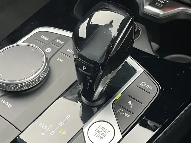 ＢＭＷ ＢＭＷ １１８ｄ Mスポーツ EDジョイ+ 静岡県 2021(令3)年 1.4万km サファイアブラックP ハーフレザーシート/電動リアゲート/ブラインドスポットアシスト/iDrive/(Bluetooth/ScreenMirroring/USB)/インテリジェントセーフティ/バックカメラ/アダプティブクルーズコントロール/レーンキープアシスト/PDC/メモリー付パワーシート/コンフォートアクセス/ETC/ドライブレコーダー/純正フロアマット/純正18インチアルミホイール/アンビエントライト/ワイヤレス充電/保証書/取扱説明書/スペアキー