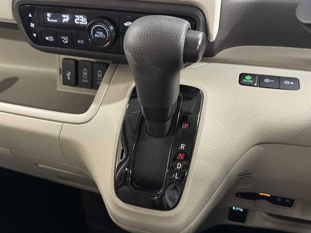 ホンダ Ｎ ＢＯＸ G L ホンダセンシング 三重県 2020(令2)年 4.5万km プラチナホワイトパール ガソリン/FF/インパネCVT/純正 8インチナビ VXU-207NBi/（CD/DVD/RADIO/TV/SD/MusicRack/USB/iPod/Bluetooth/HDMI/AppleCarPlay）/バックカメラ/【OP】両側パワースライドドア/ドライブレコーダー 前後（一体型）/ビルトイン ETC/Honda SENSING/・衝突軽減ブレーキ［CMBS］/・車線維持支援システム［LKAS］/・アダプティブクルーズコントロール［ACC］/・路外逸脱抑制機能/・先行車発進お知らせ機能/・標識認識機能/・パーキングセンサーシステム/・【OP】前席用i-サイドエアバッグシステム＋サイドカーテンエアバッグシステム(前席/後席対応)/装備/・シートヒーター（D/N）/・オートエアコン/・オートライト/・LEDヘッドライト/・USBジャック（充電用（2.5A高速充電対応）x2、入力用x1）/・電動格納ドアミラー（ウインカー付）/・純正ホイールキャップ＆14インチスチールホイール/・スマートキーx3/・取/ナビ取/など