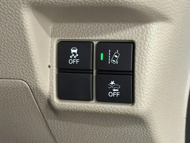 ホンダ Ｎ ＢＯＸ G L ホンダセンシング 三重県 2020(令2)年 4.5万km プラチナホワイトパール ガソリン/FF/インパネCVT/純正 8インチナビ VXU-207NBi/（CD/DVD/RADIO/TV/SD/MusicRack/USB/iPod/Bluetooth/HDMI/AppleCarPlay）/バックカメラ/【OP】両側パワースライドドア/ドライブレコーダー 前後（一体型）/ビルトイン ETC/Honda SENSING/・衝突軽減ブレーキ［CMBS］/・車線維持支援システム［LKAS］/・アダプティブクルーズコントロール［ACC］/・路外逸脱抑制機能/・先行車発進お知らせ機能/・標識認識機能/・パーキングセンサーシステム/・【OP】前席用i-サイドエアバッグシステム＋サイドカーテンエアバッグシステム(前席/後席対応)/装備/・シートヒーター（D/N）/・オートエアコン/・オートライト/・LEDヘッドライト/・USBジャック（充電用（2.5A高速充電対応）x2、入力用x1）/・電動格納ドアミラー（ウインカー付）/・純正ホイールキャップ＆14インチスチールホイール/・スマートキーx3/・取/ナビ取/など