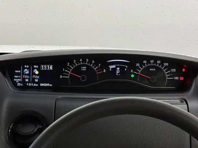 ホンダ Ｎ ＢＯＸ G L ホンダセンシング 三重県 2020(令2)年 4.5万km プラチナホワイトパール ガソリン/FF/インパネCVT/純正 8インチナビ VXU-207NBi/（CD/DVD/RADIO/TV/SD/MusicRack/USB/iPod/Bluetooth/HDMI/AppleCarPlay）/バックカメラ/【OP】両側パワースライドドア/ドライブレコーダー 前後（一体型）/ビルトイン ETC/Honda SENSING/・衝突軽減ブレーキ［CMBS］/・車線維持支援システム［LKAS］/・アダプティブクルーズコントロール［ACC］/・路外逸脱抑制機能/・先行車発進お知らせ機能/・標識認識機能/・パーキングセンサーシステム/・【OP】前席用i-サイドエアバッグシステム＋サイドカーテンエアバッグシステム(前席/後席対応)/装備/・シートヒーター（D/N）/・オートエアコン/・オートライト/・LEDヘッドライト/・USBジャック（充電用（2.5A高速充電対応）x2、入力用x1）/・電動格納ドアミラー（ウインカー付）/・純正ホイールキャップ＆14インチスチールホイール/・スマートキーx3/・取/ナビ取/など