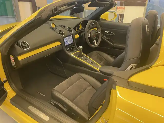 ポルシェ ７１８ボクスター 東京都 2017(平29)年 6万km レーシングイエロー 純正メーカーナビ/ハーフレザーシート/シートヒーター/クルーズコントロール/デジタルインナーミラー/純正アルミホイール/オートライト/キーレス2本/保証書/取扱説明書