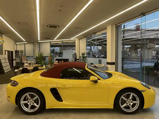 ポルシェ ７１８ボクスター 東京都 2017(平29)年 6万km レーシングイエロー 純正メーカーナビ/ハーフレザーシート/シートヒーター/クルーズコントロール/デジタルインナーミラー/純正アルミホイール/オートライト/キーレス2本/保証書/取扱説明書