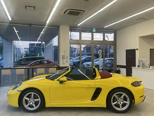 ポルシェ ７１８ボクスター 東京都 2017(平29)年 6万km レーシングイエロー 純正メーカーナビ/ハーフレザーシート/シートヒーター/クルーズコントロール/デジタルインナーミラー/純正アルミホイール/オートライト/キーレス2本/保証書/取扱説明書