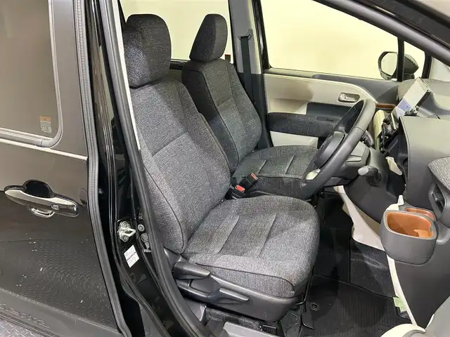 トヨタ シエンタ ハイブリッド Z 愛媛県 2023(令5)年 0.7万km ブラック 純正10.5インチナビ/(Bluetooth/フルセグ)/バックカメラ/両側電動スライドドア/衝突被害軽減ブレーキ/レーンキープアシスト/前後コーナーセンサー/レーダークルーズコントロール/ブラインドスポットモニター/オートマチックハイビーム/オートライト/ETC/100V充電/サイドサンシェード/ステアリングスイッチ/ドライブモード/EVモード/スペアキー/保証書/取扱説明書