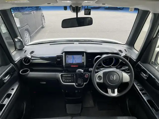 ホンダ Ｎ ＢＯＸ カスタム G SSパッケージ 和歌山県 2014(平26)年 9.6万km プレミアムホワイトパール (株)IDOMが運営する【じしゃロン和歌山店】の自社ローン専用車両になります。こちらは現金またはオートローンご利用時の価格です。自社ローンご希望の方は別途その旨お申付け下さい/純正ナビ/ワンセグテレビ/Bluetooth/DVD/バックカメラ/アイドリングストップ/ウィンカーミラー/ドアバイザー/プッシュスタート/両側パワースライドドア/HIDヘッドライト/オートライト/ETC/スマートキー