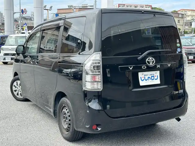 トヨタ ヴォクシー X Lエディション 沖縄県 2013(平25)年 6.6万km 黒 (株)IDOMが運営する【じしゃロンコザ店】の自社ローン専用車両になりますこちらは現金またはオートローンご利用時の価格です。自社ローンご希望の方は別途その旨お申付け下さい/純正ナビ/フルセグＴＶ/Ｂｌｕｅｔｏｏｔｈ接続/ＥＴＣ　　/バックカメラ/片側パワースライドドア　/リモコンキー/純正アルミホイール　/純正フロアマット　/オートライト　/キセノンヘッドライト　