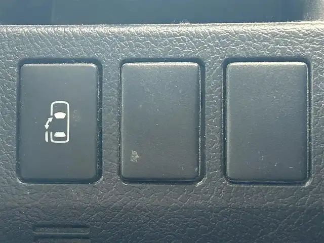 トヨタ ヴォクシー X Lエディション 沖縄県 2013(平25)年 6.6万km 黒 (株)IDOMが運営する【じしゃロンコザ店】の自社ローン専用車両になりますこちらは現金またはオートローンご利用時の価格です。自社ローンご希望の方は別途その旨お申付け下さい/純正ナビ/フルセグＴＶ/Ｂｌｕｅｔｏｏｔｈ接続/ＥＴＣ　　/バックカメラ/片側パワースライドドア　/リモコンキー/純正アルミホイール　/純正フロアマット　/オートライト　/キセノンヘッドライト　