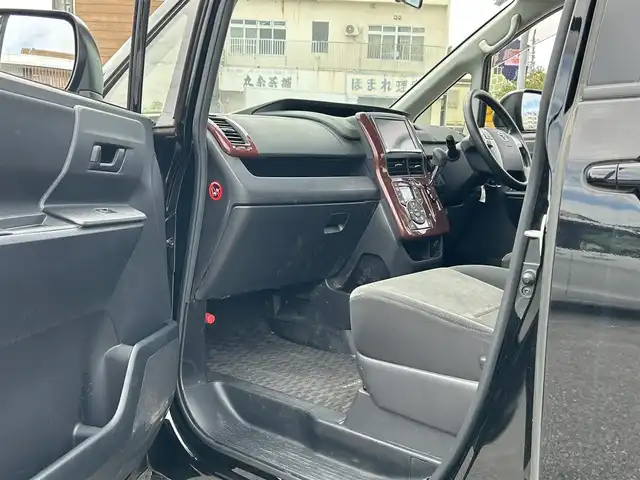 トヨタ ヴォクシー X Lエディション 沖縄県 2013(平25)年 6.6万km 黒 (株)IDOMが運営する【じしゃロンコザ店】の自社ローン専用車両になりますこちらは現金またはオートローンご利用時の価格です。自社ローンご希望の方は別途その旨お申付け下さい/純正ナビ/フルセグＴＶ/Ｂｌｕｅｔｏｏｔｈ接続/ＥＴＣ　　/バックカメラ/片側パワースライドドア　/リモコンキー/純正アルミホイール　/純正フロアマット　/オートライト　/キセノンヘッドライト　