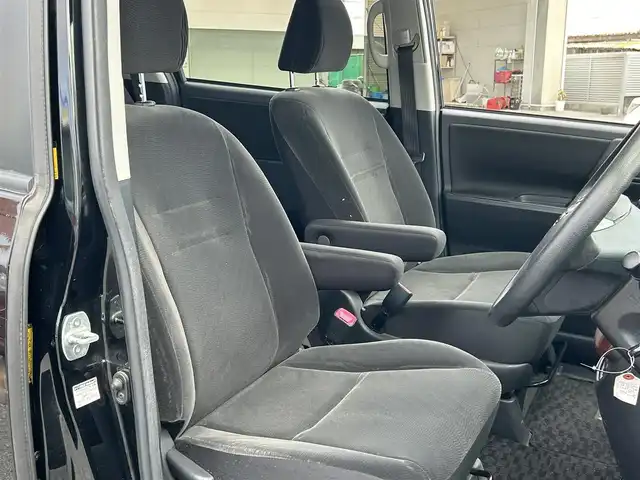 トヨタ ヴォクシー X Lエディション 沖縄県 2013(平25)年 6.6万km 黒 (株)IDOMが運営する【じしゃロンコザ店】の自社ローン専用車両になりますこちらは現金またはオートローンご利用時の価格です。自社ローンご希望の方は別途その旨お申付け下さい/純正ナビ/フルセグＴＶ/Ｂｌｕｅｔｏｏｔｈ接続/ＥＴＣ　　/バックカメラ/片側パワースライドドア　/リモコンキー/純正アルミホイール　/純正フロアマット　/オートライト　/キセノンヘッドライト　