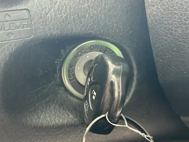 トヨタ ヴォクシー X Lエディション 沖縄県 2013(平25)年 6.6万km 黒 (株)IDOMが運営する【じしゃロンコザ店】の自社ローン専用車両になりますこちらは現金またはオートローンご利用時の価格です。自社ローンご希望の方は別途その旨お申付け下さい/純正ナビ/フルセグＴＶ/Ｂｌｕｅｔｏｏｔｈ接続/ＥＴＣ　　/バックカメラ/片側パワースライドドア　/リモコンキー/純正アルミホイール　/純正フロアマット　/オートライト　/キセノンヘッドライト　