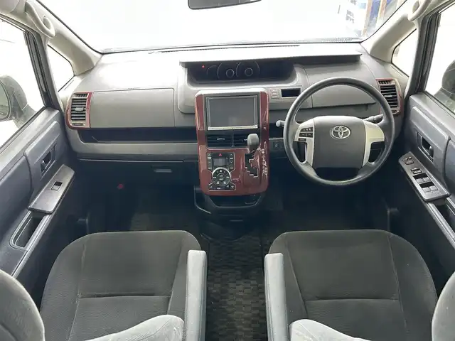 トヨタ ヴォクシー X Lエディション 沖縄県 2013(平25)年 6.6万km 黒 (株)IDOMが運営する【じしゃロンコザ店】の自社ローン専用車両になりますこちらは現金またはオートローンご利用時の価格です。自社ローンご希望の方は別途その旨お申付け下さい/純正ナビ/フルセグＴＶ/Ｂｌｕｅｔｏｏｔｈ接続/ＥＴＣ　　/バックカメラ/片側パワースライドドア　/リモコンキー/純正アルミホイール　/純正フロアマット　/オートライト　/キセノンヘッドライト　