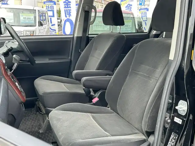 トヨタ ヴォクシー X Lエディション 沖縄県 2013(平25)年 6.6万km 黒 (株)IDOMが運営する【じしゃロンコザ店】の自社ローン専用車両になりますこちらは現金またはオートローンご利用時の価格です。自社ローンご希望の方は別途その旨お申付け下さい/純正ナビ/フルセグＴＶ/Ｂｌｕｅｔｏｏｔｈ接続/ＥＴＣ　　/バックカメラ/片側パワースライドドア　/リモコンキー/純正アルミホイール　/純正フロアマット　/オートライト　/キセノンヘッドライト　