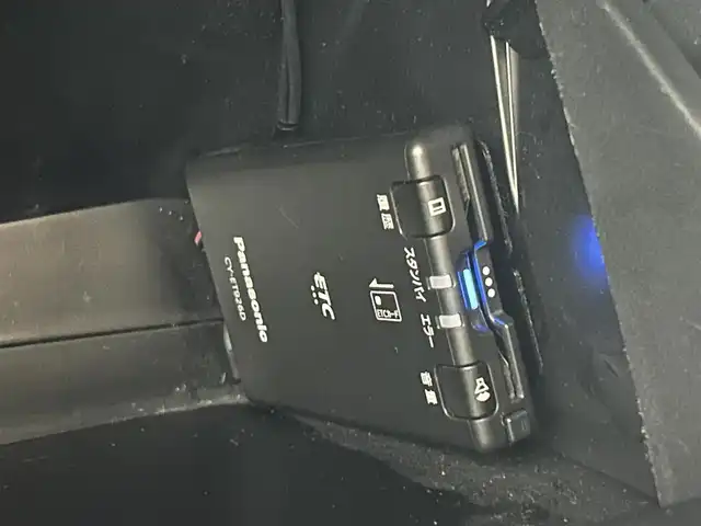 トヨタ ハイラックス Z GRスポーツ 道央・札幌 2023(令5)年 3万km スーパーホワイトⅡ ・寒冷地仕様/・パートタイム４WD/・純正ディスプレイオーディオナビ/　Bluetooth/Miracast/USB/・ステアリングスイッチ/・パノラミックビューモニター/・ETC/・トヨタセーフティセンス/　PCS/LDA/RSA/先行車発進告知/・アダプティブクルーズコントロール/・クリアランスソナー/・横滑り防止装置/・ABS/・ダウンヒルアシストコントロール/・ECO/PWRモード/・パドルシフト/・オートLSD/・リヤデフロック/・MOPハードトノカバー/・荷台LINE-X施工済/・weathertec製ゴムマット/・バイザー/・LEDヘッドライト/・LEDフォグランプ/・ウィンカーミラー/・ミラーヒーター/・純正１８インチAW/・レッドキャリパー/・GRロゴ入り専用ハーフレザーシート/・D席パワーシート/・プッシュスタート/・スマートキー/・スペアキー