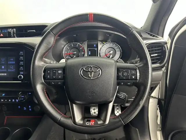 トヨタ ハイラックス Z GRスポーツ 道央・札幌 2023(令5)年 3万km スーパーホワイトⅡ ・寒冷地仕様/・パートタイム４WD/・純正ディスプレイオーディオナビ/　Bluetooth/Miracast/USB/・ステアリングスイッチ/・パノラミックビューモニター/・ETC/・トヨタセーフティセンス/　PCS/LDA/RSA/先行車発進告知/・アダプティブクルーズコントロール/・クリアランスソナー/・横滑り防止装置/・ABS/・ダウンヒルアシストコントロール/・ECO/PWRモード/・パドルシフト/・オートLSD/・リヤデフロック/・MOPハードトノカバー/・荷台LINE-X施工済/・weathertec製ゴムマット/・バイザー/・LEDヘッドライト/・LEDフォグランプ/・ウィンカーミラー/・ミラーヒーター/・純正１８インチAW/・レッドキャリパー/・GRロゴ入り専用ハーフレザーシート/・D席パワーシート/・プッシュスタート/・スマートキー/・スペアキー